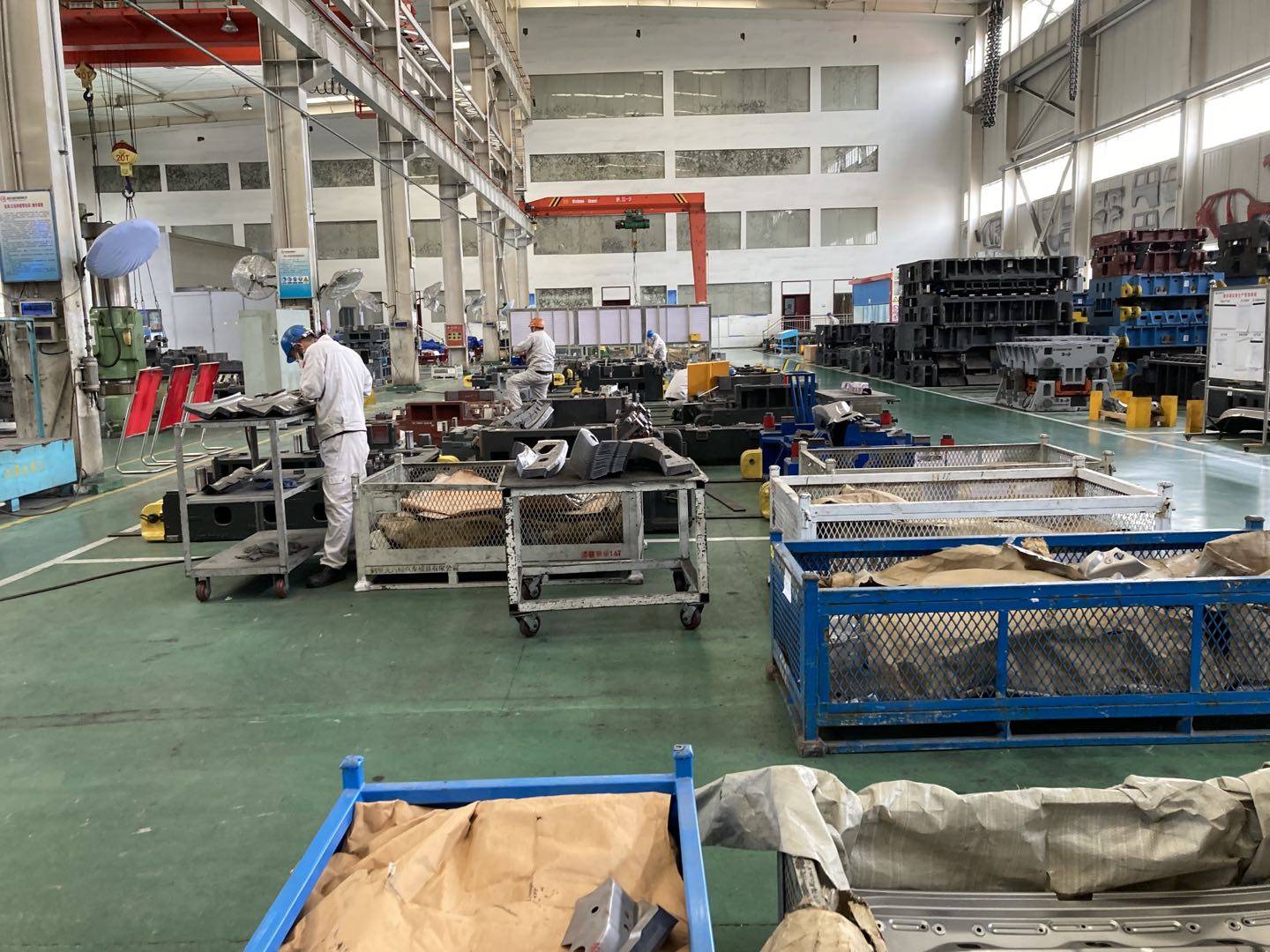 汽车配件加工厂劳保鞋的穿用指南 守护安全的每一步